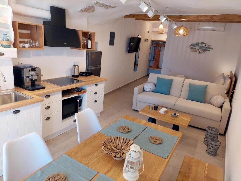 Kuchyň nebo kuchyňský kout v ubytování Boathouse Kimolos Rema