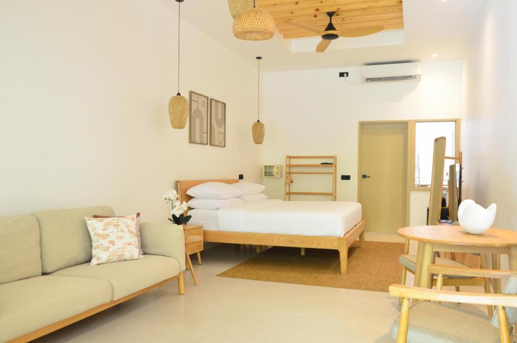 Postel nebo postele na pokoji v ubytování Three Hearts Guesthouse and Villas