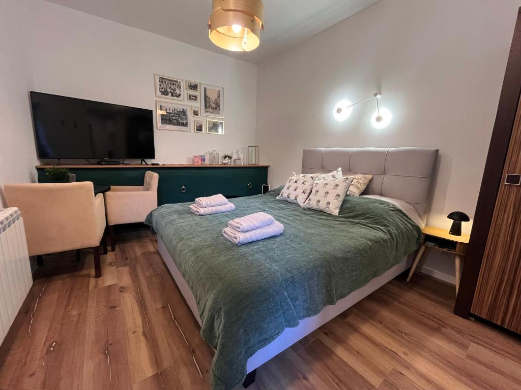 Ένα ή περισσότερα κρεβάτια σε δωμάτιο στο Apartamenty Swarzędz