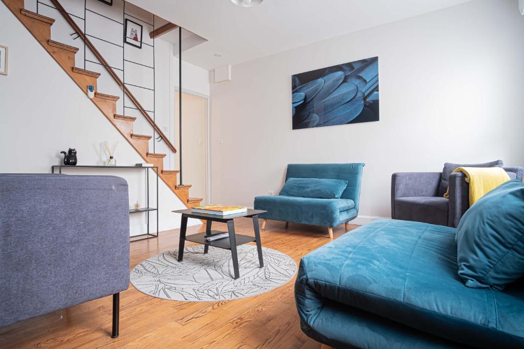 un salon avec un canapé et une table dans l'établissement TRIPLEX cathédrale parking gratuit, à Reims