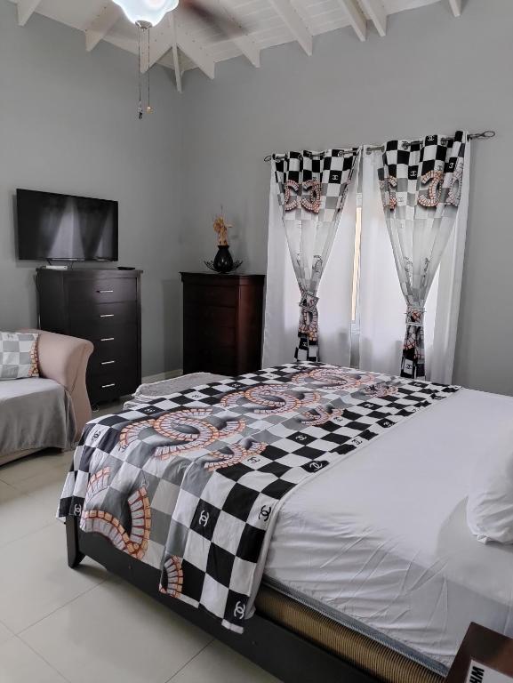 Postel nebo postele na pokoji v ubytování The president room 5 minutes to Devon House 4 Waterloo Avenue Kingston