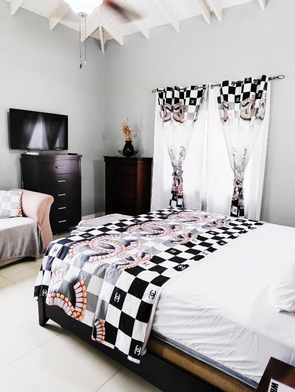 Postel nebo postele na pokoji v ubytování The president room 5 minutes to Devon House 4 Waterloo Avenue Kingston