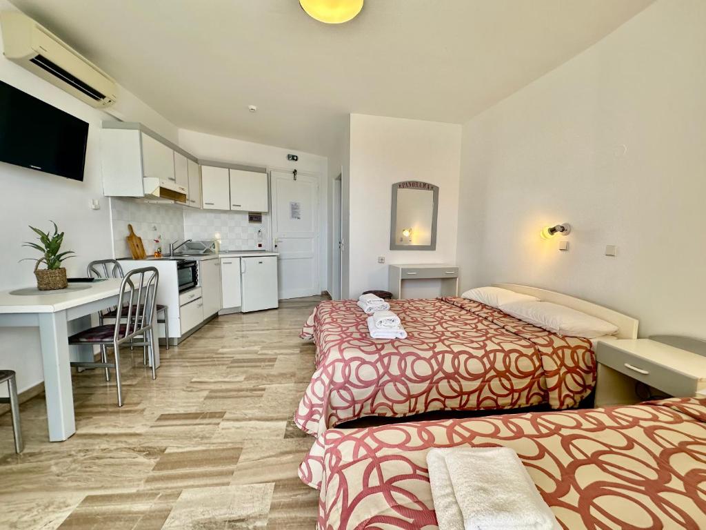 A kitchen or kitchenette at Hotel Apartments Panorama