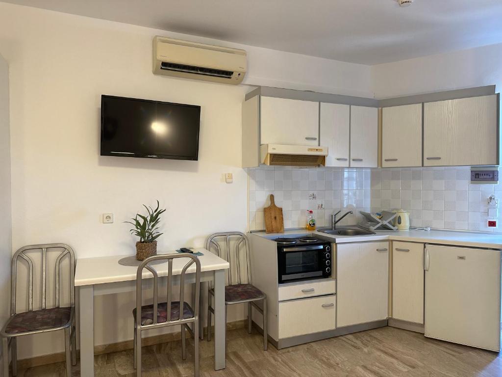 A kitchen or kitchenette at Hotel Apartments Panorama