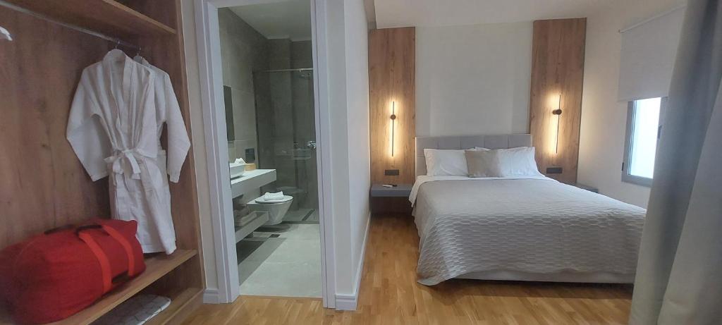 Postel nebo postele na pokoji v ubytování Elite Patras Suites