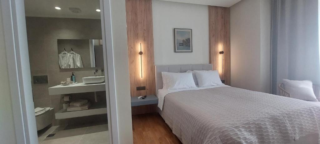 Postel nebo postele na pokoji v ubytování Elite Patras Suites