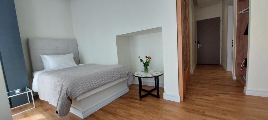 Postel nebo postele na pokoji v ubytování Elite Patras Suites