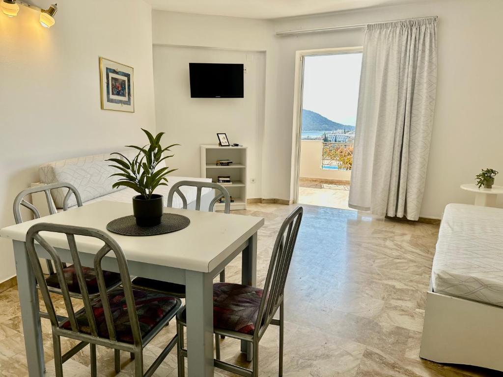 A television and/or entertainment centre at Hotel Apartments Panorama