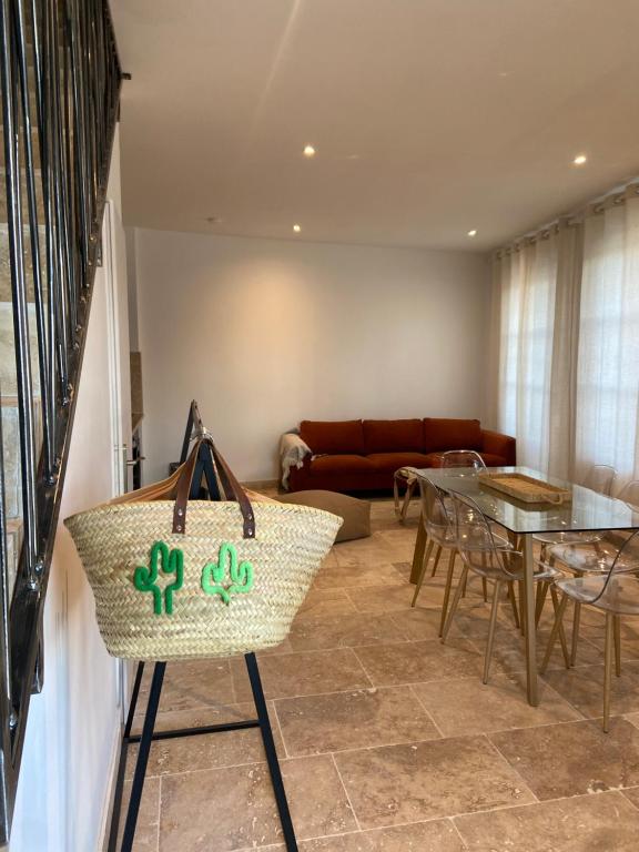 una sala de estar con una mesa y un sofá en Maison Goya Arlésienne, en Arles