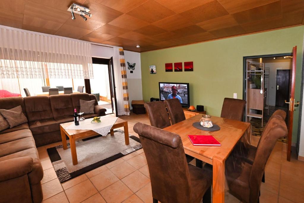 una sala de estar con una mesa y un sofá en Haus Lily Nr.02 bis zu 6 Personen davon max. 2 Kinder, en Büsum
