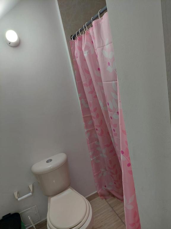 Bathroom sa Habitación independiente cerca a malecon del rio