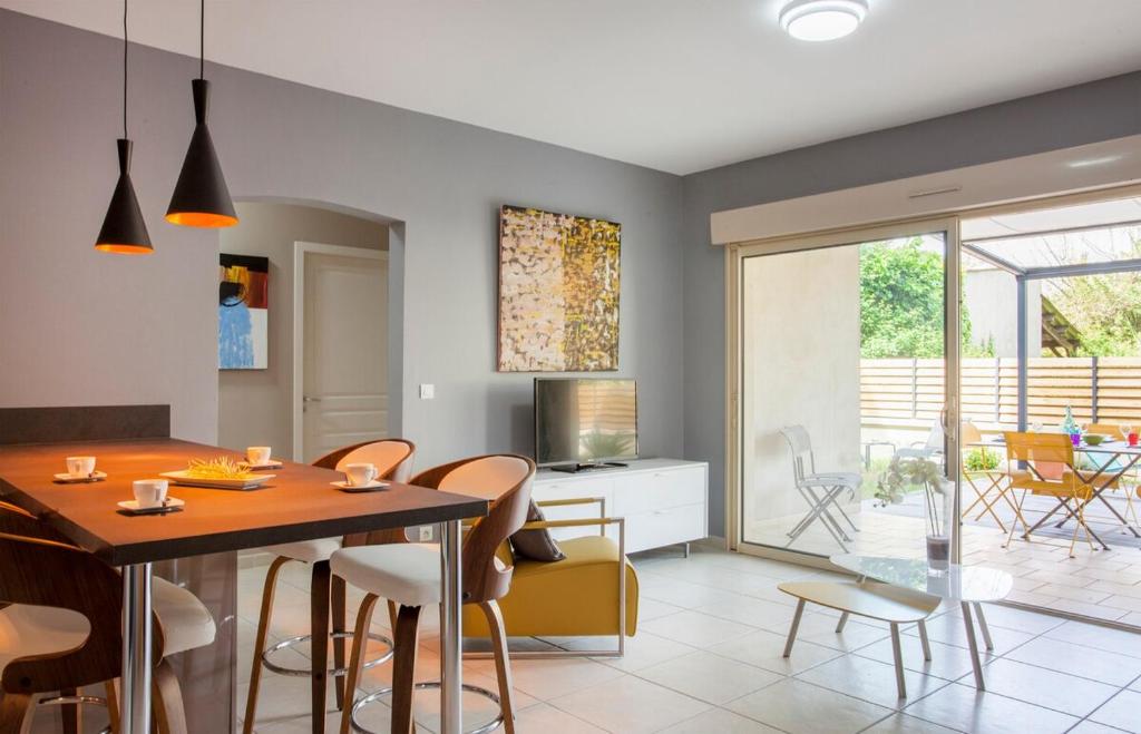 une cuisine et une salle à manger avec une table et des chaises dans l'établissement T3 Luxury and private garden, à Porto-Vecchio