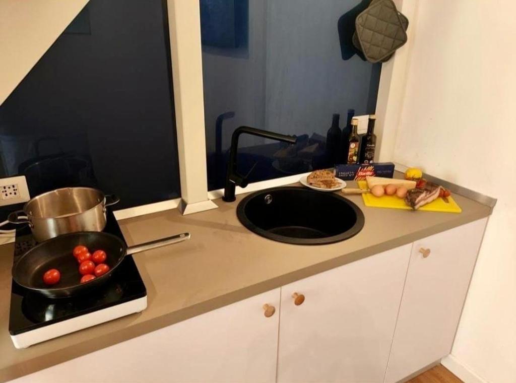 A kitchen or kitchenette at Tolli Colosseo Apartment