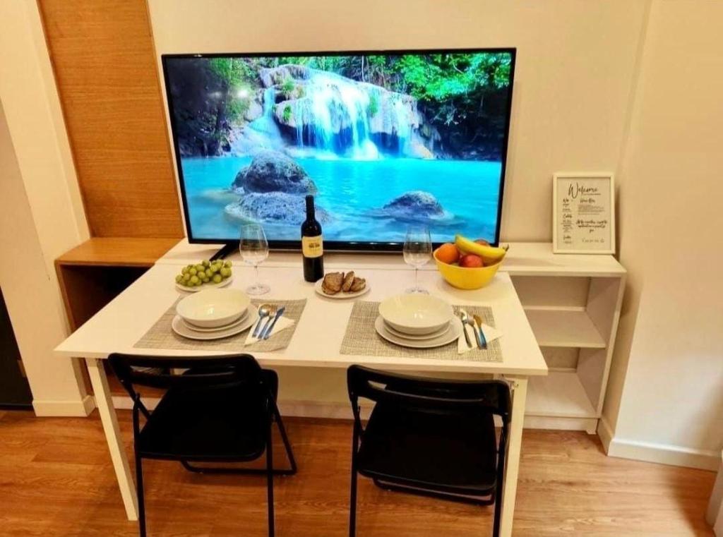 A television and/or entertainment centre at Tolli Colosseo Apartment