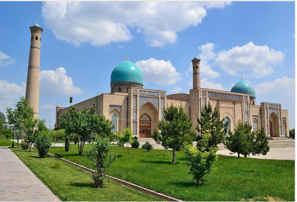 een gebouw met twee koepels en bomen ervoor bij New Cheap Apartments in Tashkent in Tasjkent