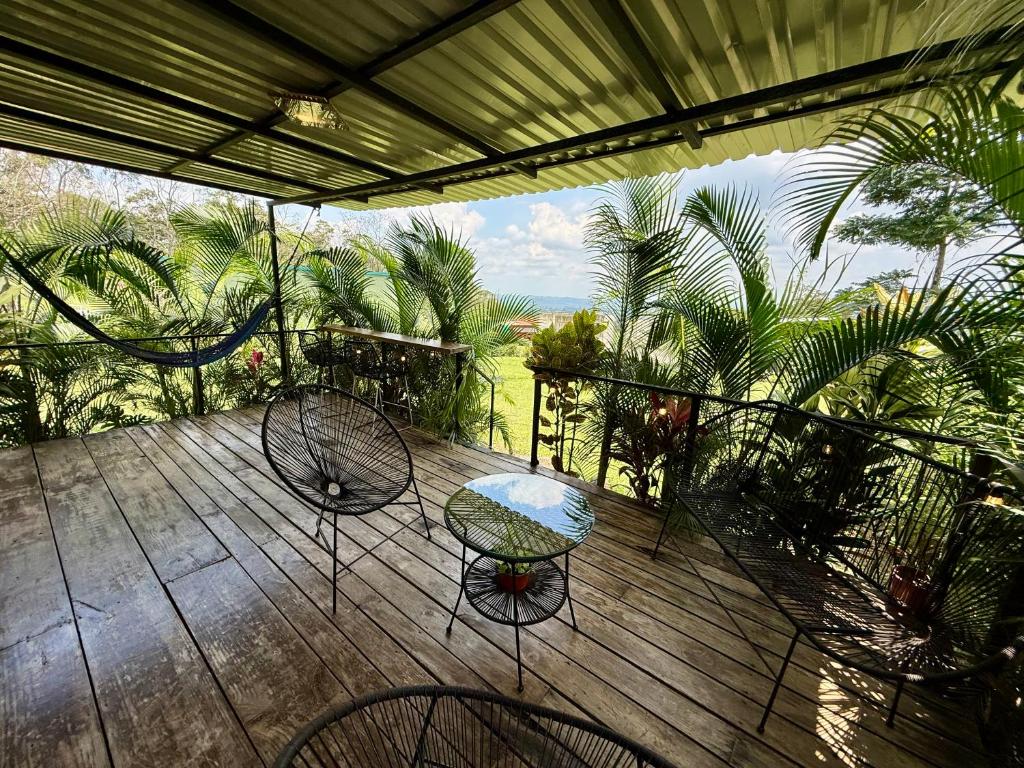 een terras met stoelen en een tafel bij Villa Aura in Fortuna