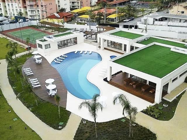une grande maison avec un court de tennis et une piscine dans l'établissement Oasis com Lazer Completo - Rio Marina Resort, Itacuruça, à Mangaratiba