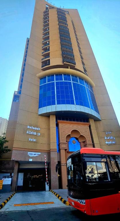 a bus is parked in front of a building at شقة درة الإجابة السياحية in Mecca