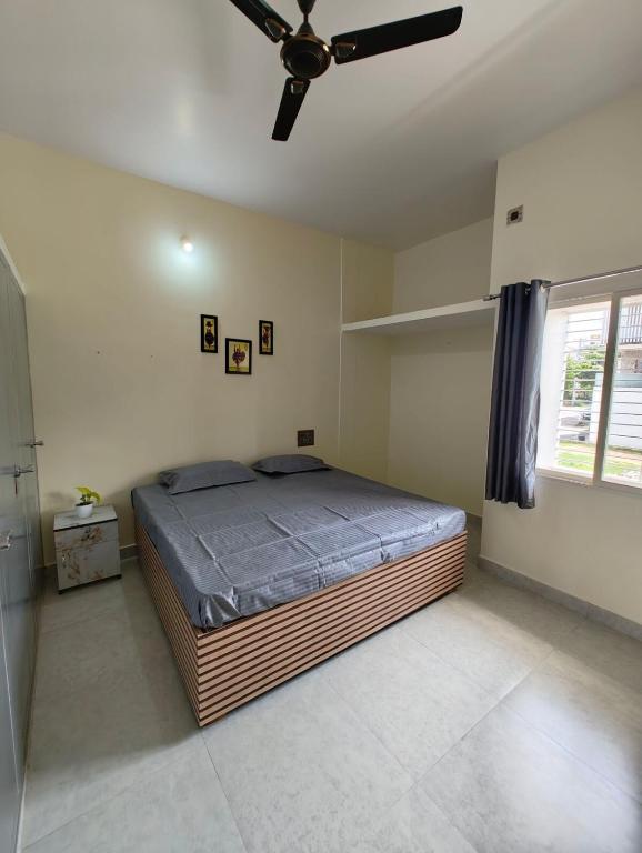 Postel nebo postele na pokoji v ubytování Galaxy Homestay 4Bhk