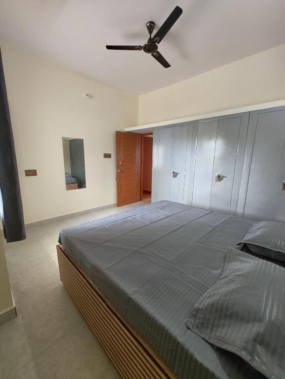 Postel nebo postele na pokoji v ubytování Galaxy Homestay 4Bhk