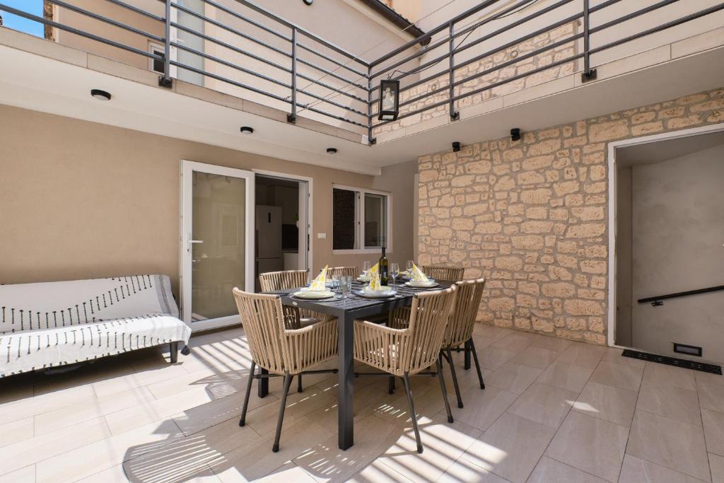 a dining room with a table and chairs at Lošinj Chic Retreat in Mali Lošinj