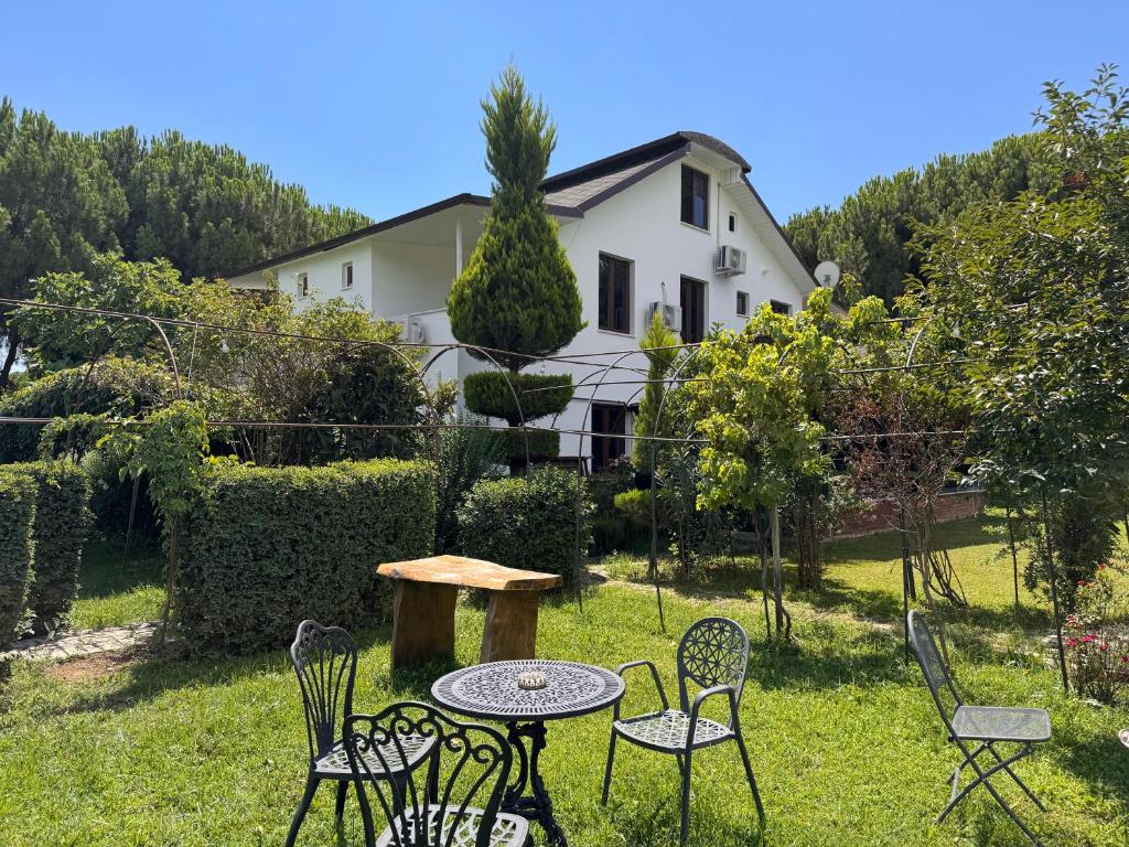 a table and chairs in the yard of a house at Keyfe Kadir Garden Butik Otel in Orhangazi