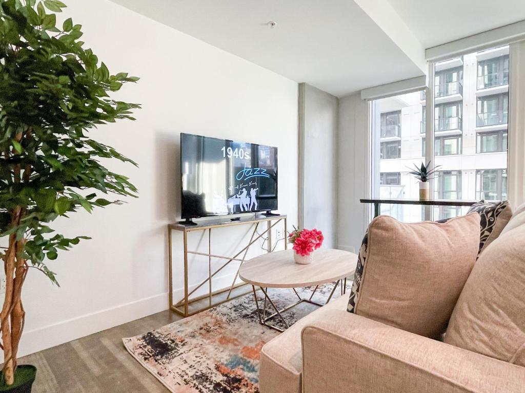 un salon avec un canapé et une télévision dans l'établissement Suite Downtown Pool and Gym Access, à Los Angeles
