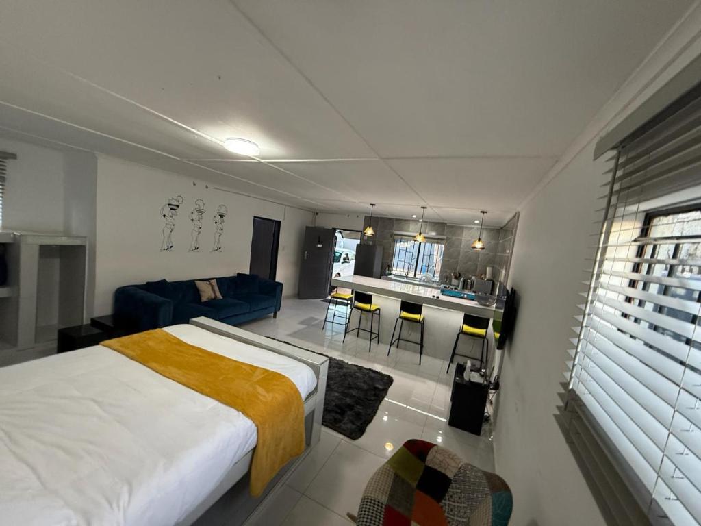 Postel nebo postele na pokoji v ubytování Jomana Luxury Apartments