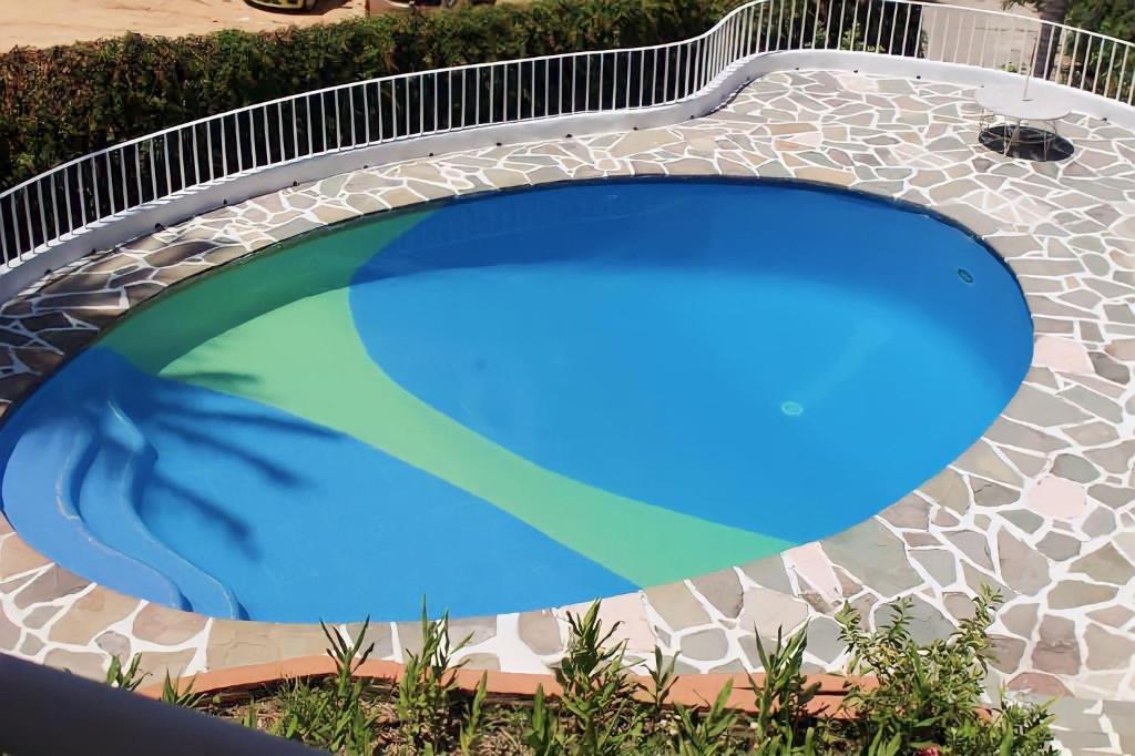 una gran piscina azul en un paisaje en Gran Villa Costa Azul, en Acapulco