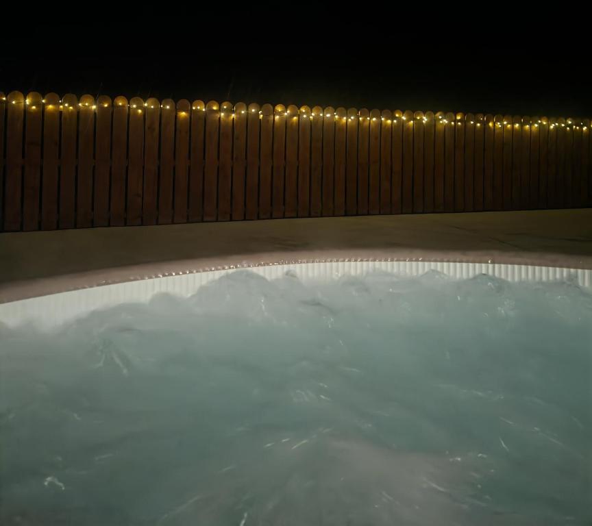 Πισίνα στο ή κοντά στο Self contained guest suite with hot tub in private part of house, own entrance