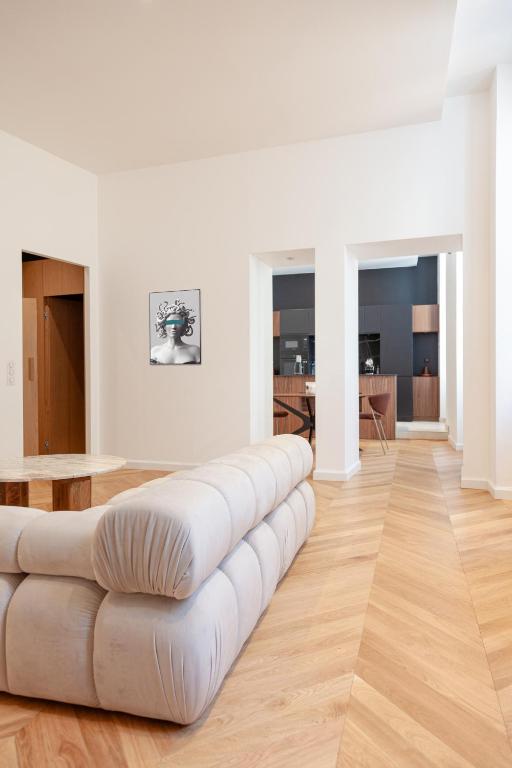 - un salon blanc avec un grand canapé blanc dans l'établissement Douceur Nîmoise, à Nîmes