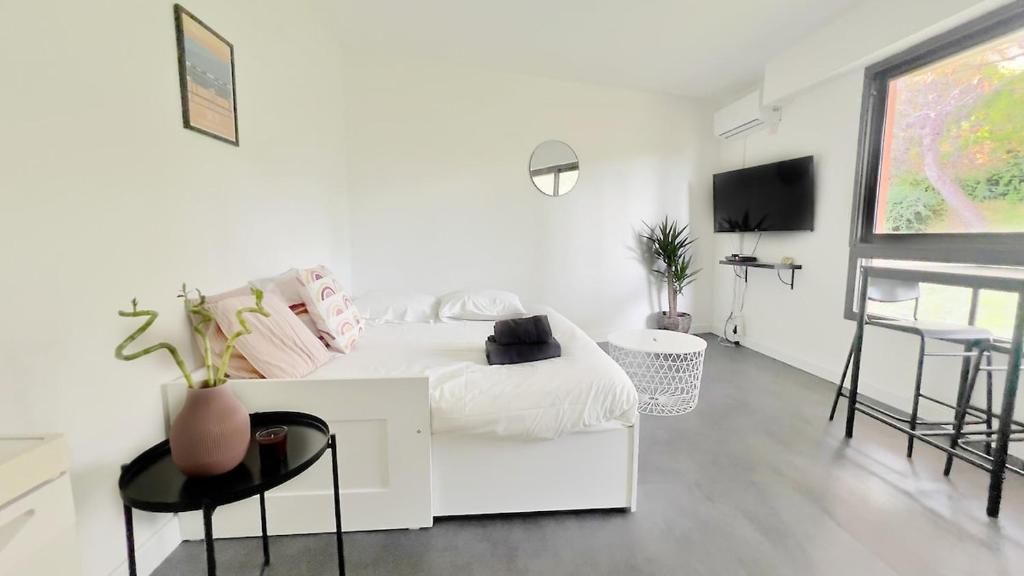 - une chambre blanche avec un lit et des chaises blancs dans l'établissement La Pastourelle Studio Close to Sea Pool Parking, à Nice