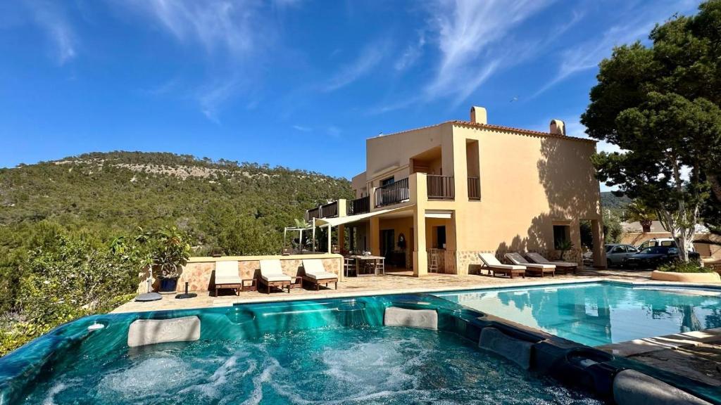 Piscina de la sau aproape de Casa en Cala Vadella con piscina y vistas al mar
