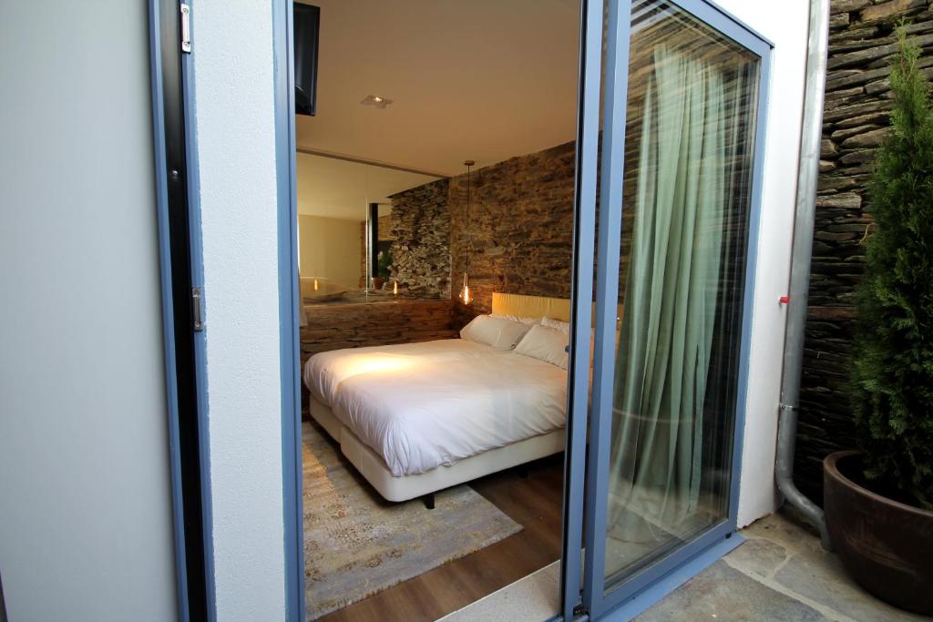 Postel nebo postele na pokoji v ubytování Hotel Apartamentos Casas da Fortaleza