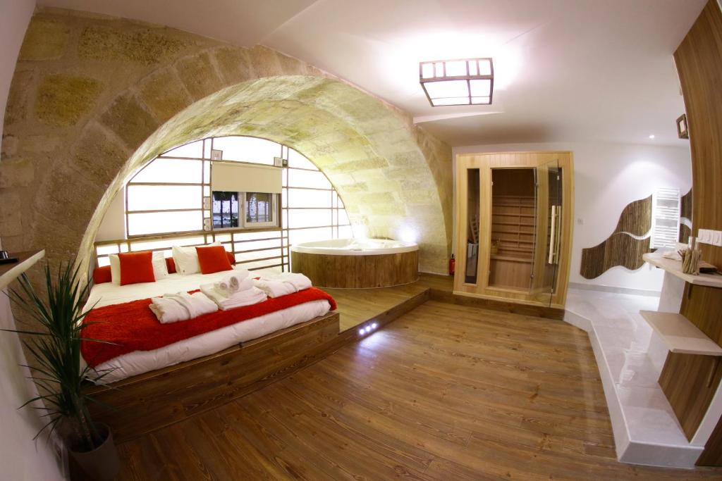 a bedroom with a bed in an arch shaped room at Loft & Spa in Bordeaux