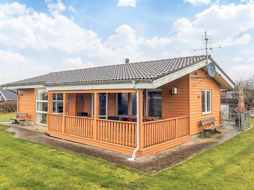 Vestervigにある4 star holiday home in Vestervig-By Traumの庭に広いデッキが備わる木造キャビン