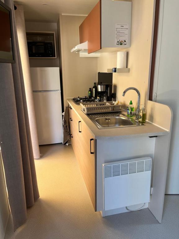 Kuchyň nebo kuchyňský kout v ubytování Mobil home tout confort côte bleue
