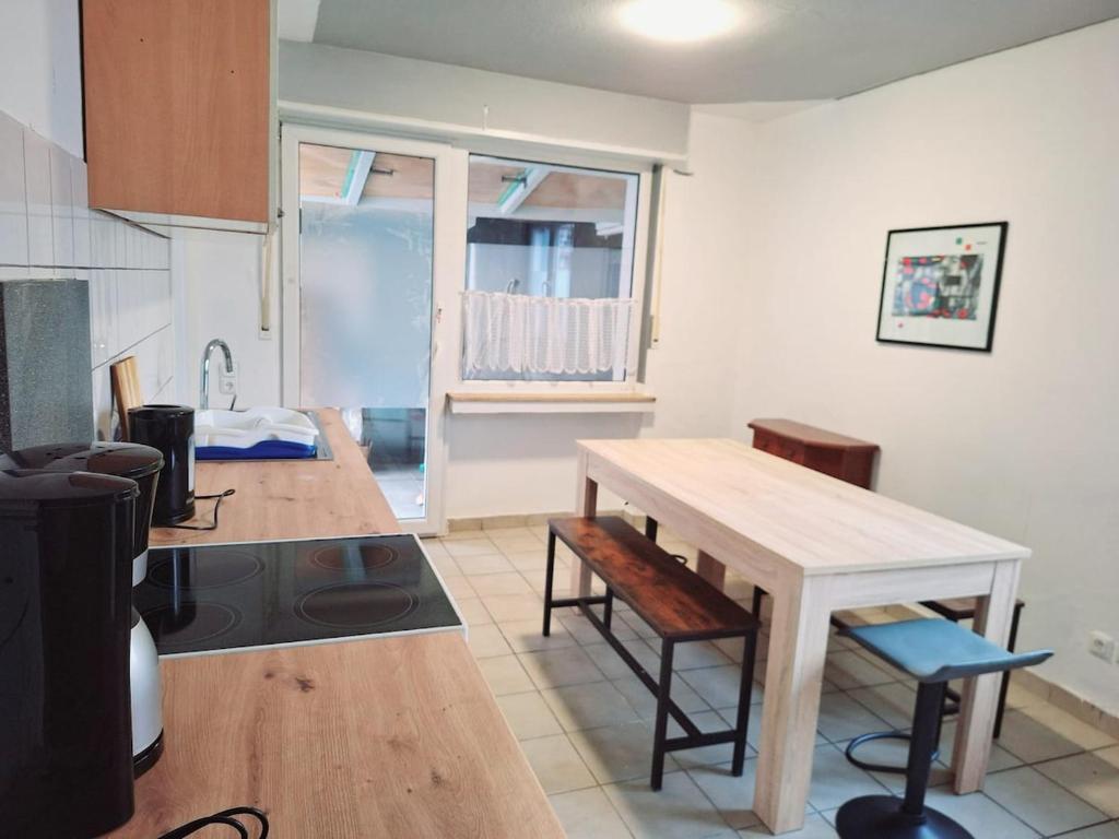 a kitchen with a table and chairs in a room at Gäste Unterkunft 2 in Mönchengladbach