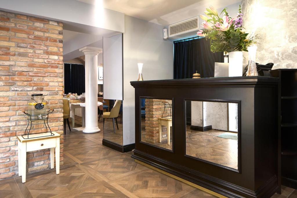 a living room with a fireplace and a brick wall at Hotel Do Pozzi in Venice