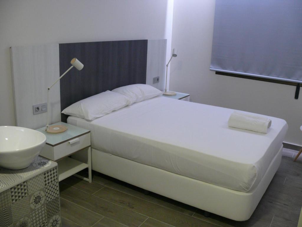 Posteľ alebo postele v izbe v ubytovaní HOSTAL LETTO DAL MARE