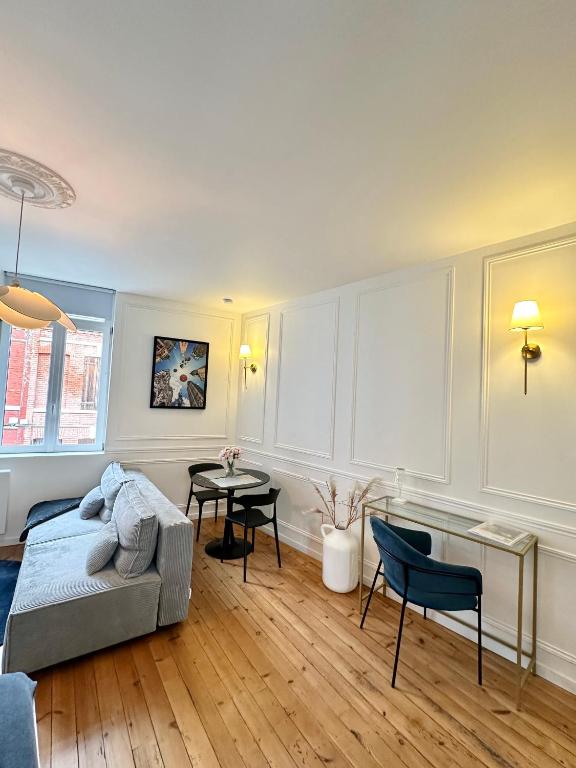un salon avec un canapé et une table dans l'établissement L Amiens Haussmann-Gare-Hortillonnages-Centre-ville-WIFI, à Amiens