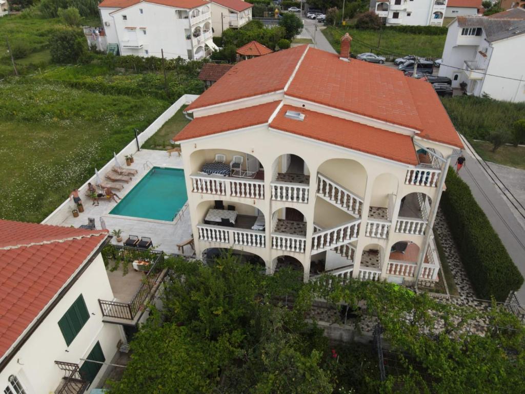 una vista aerea di una casa con piscina di Apartmani Ćućić a Lopar
