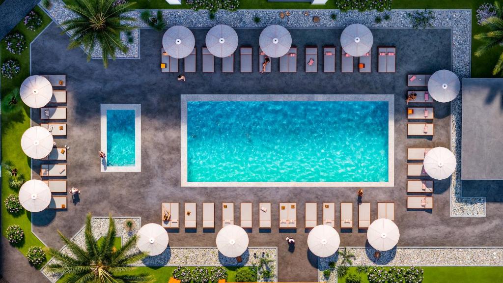 eine Draufsicht auf einen Swimmingpool mit Sonnenschirmen in der Unterkunft Otonomus Hotel Las Vegas in Las Vegas