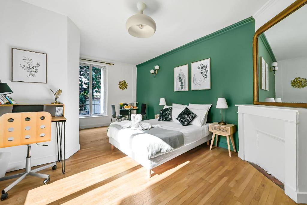 une chambre avec un lit et un mur végétal dans l'établissement La Meulière - Maison charmante proche de Paris, à Bagneux