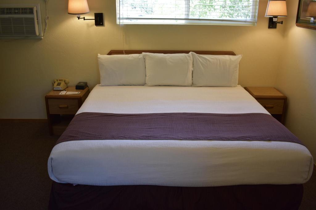 Postel nebo postele na pokoji v ubytování Lazy J Ranch Motel