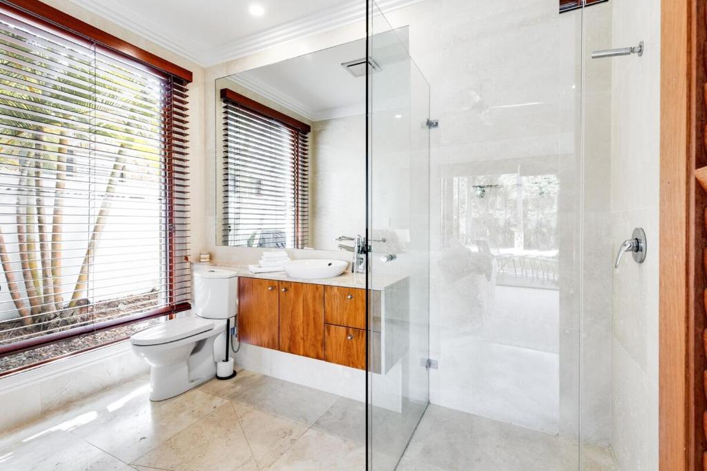 Koupelna v ubytování Luxurious, Tropical Haven, Mooloolaba- Moonda5