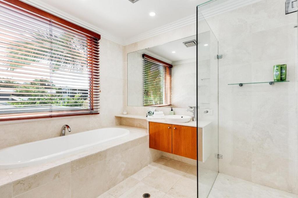 Koupelna v ubytování Luxurious, Tropical Haven, Mooloolaba- Moonda5