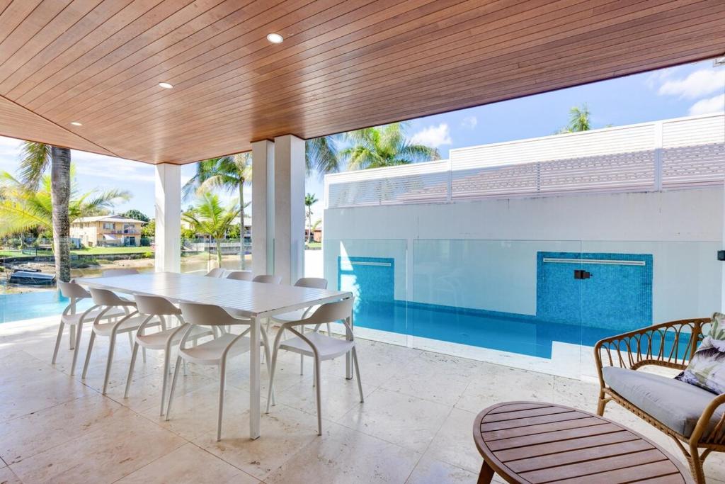 Bazén v ubytování Luxurious, Tropical Haven, Mooloolaba- Moonda5 nebo v jeho okolí