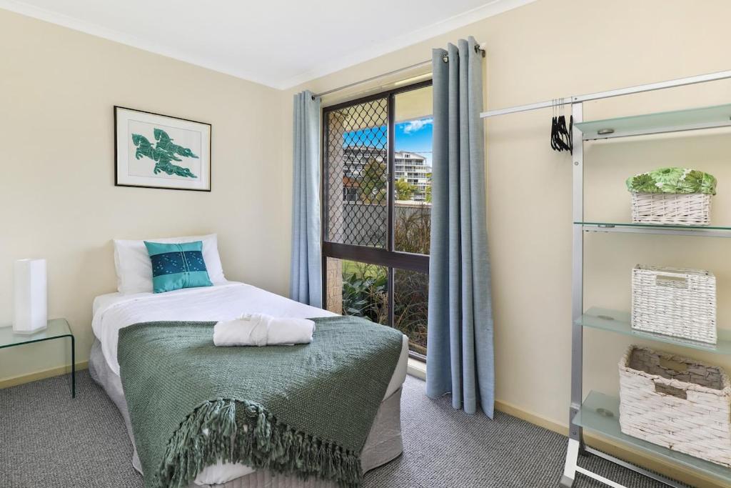 Postel nebo postele na pokoji v ubytování NAROO7- PRIME, CENTRE OF MOOLOOLABA LOCATION