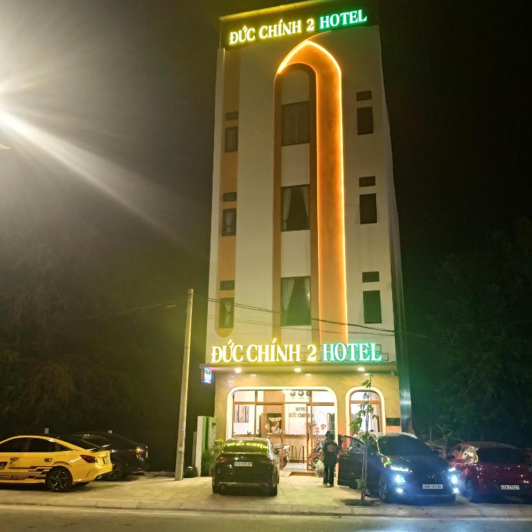 a large building with cars parked in front of it at KHÁCH SẠN ĐỨC CHÍNH 2 - Phan Rang in Bắc Sớn